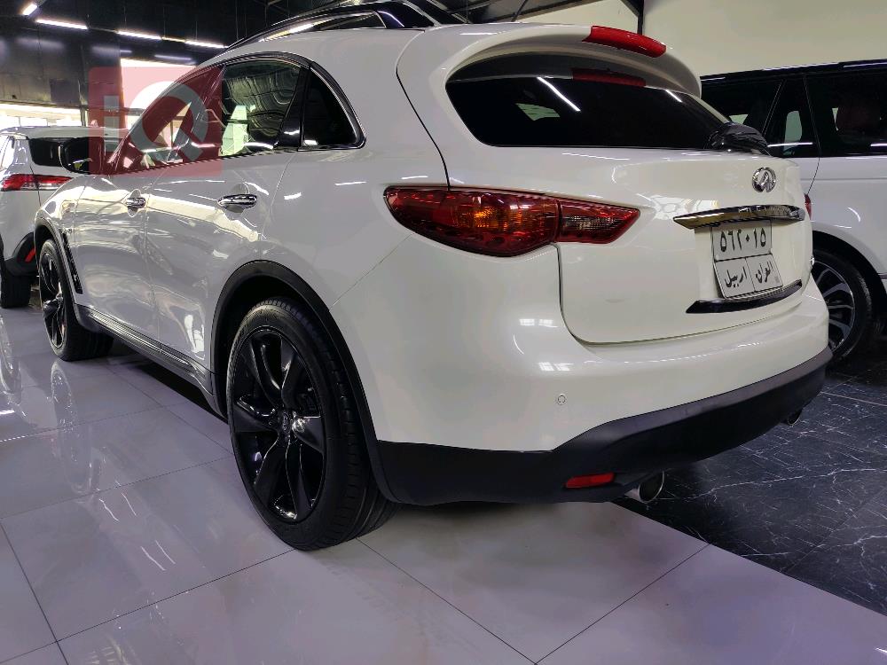 Infiniti QX70